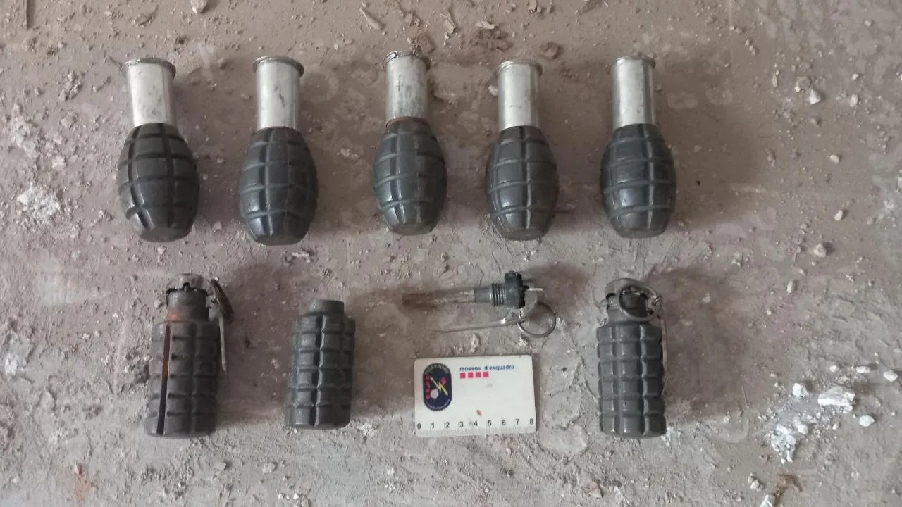 Les vuit granades trobades en una casa de Puigcerdà.