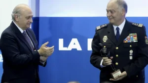Cerimònia de premiació amb dos homes, un en uniforme de policia.