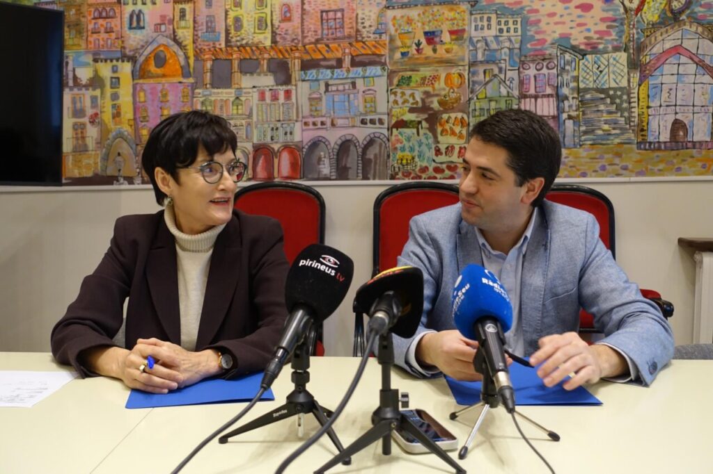 Signatura de l’acord per facilitar els exàmens de conduir a la Seu d’Urgell.