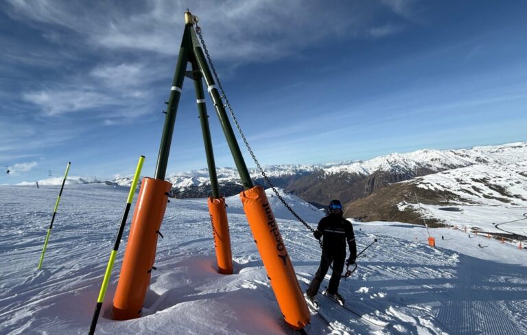 Un tècnic de Baqueira Beret comprovant els sistemes per ancorar les màquines trepitjaneu amb cable quan han de treballar en pendents forts (Oriol Bosch, ACN)