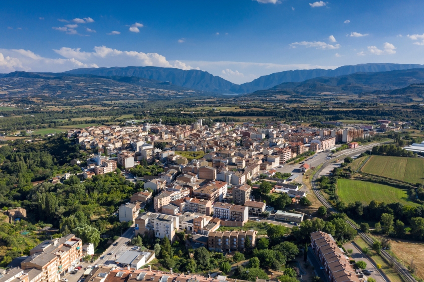 Vista aèria de Tremp amb paisatge muntanyós al fons