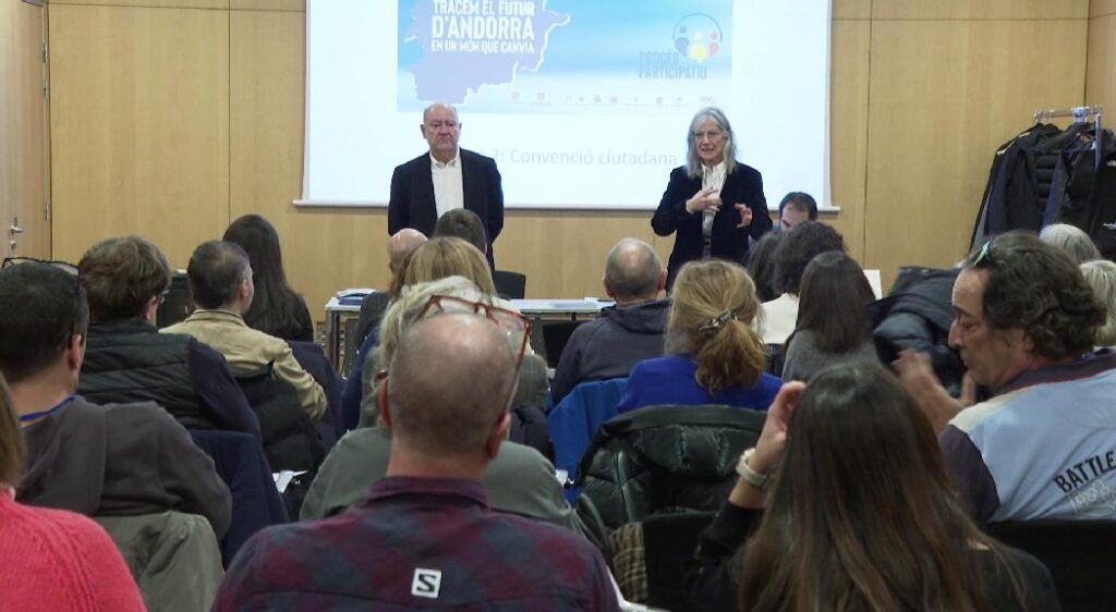 Assemblea Ciutadana d'Andorra amb participants en un debat estratègic.
