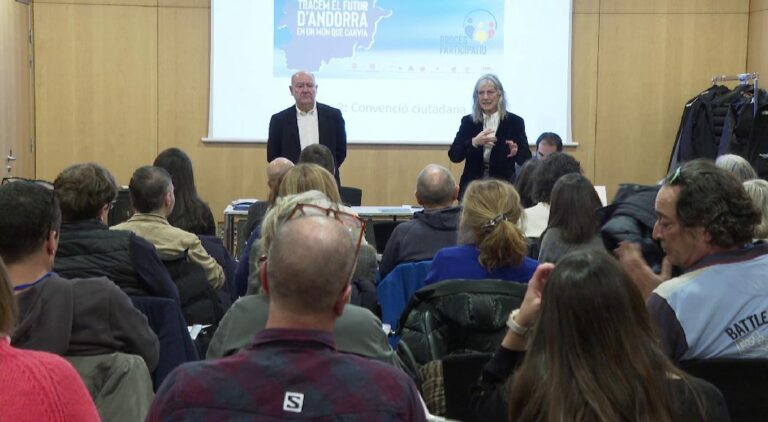 Assemblea Ciutadana d'Andorra amb participants en un debat estratègic.