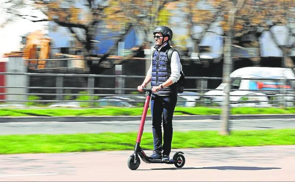 Per circular amb patinet elèctric és obligatori portar casc