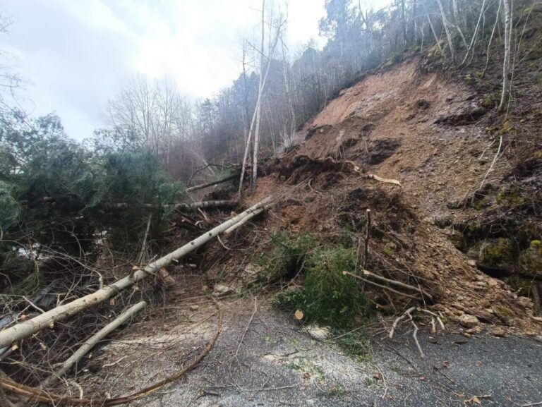 Esllavissada que ha tallat la carretera d'accés a Sant Joan Fumat
