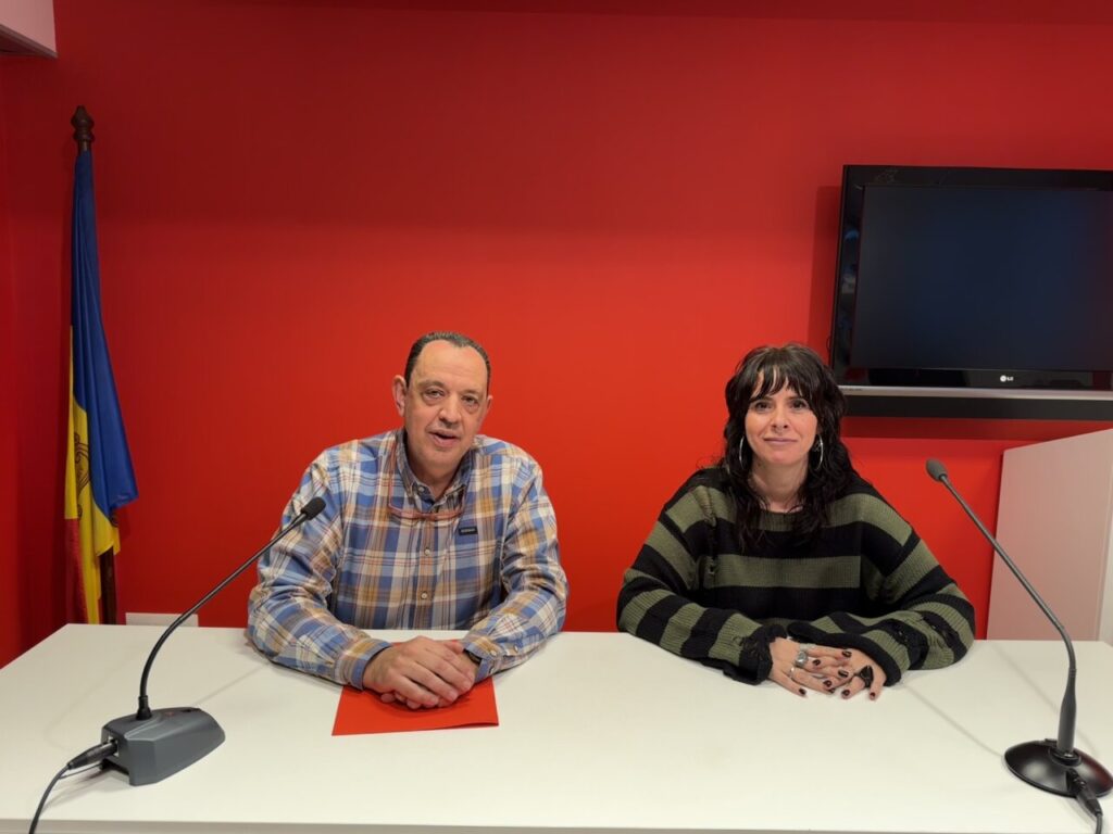 Joan Torra i Carla Guinot durant una roda de premsa sobre drets laborals.