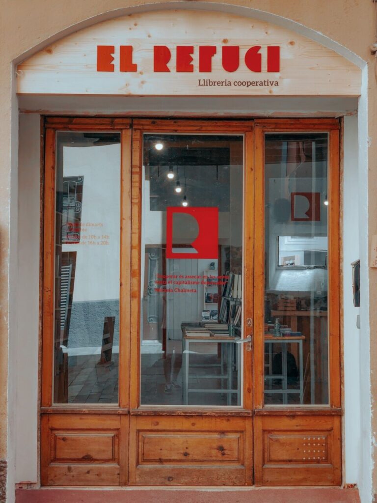 La llibreria cooperativa El Refugi és un centre de referència del moviment antifeixista