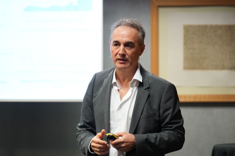 El catedràtic Luis Alberto Fabra presentant un informe sobre el mercat immobiliari