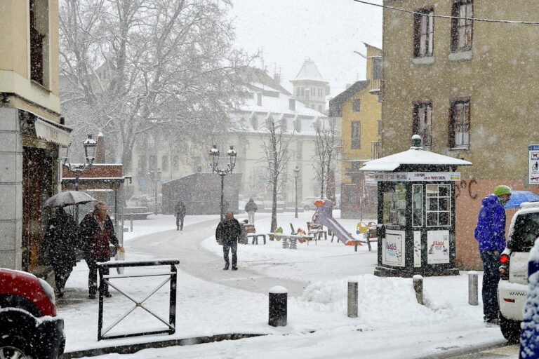 La neu dificulta la circulació a Puigcerdà.