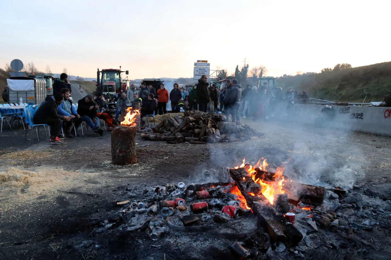 Pagesos reunits al tall de la C-16 amb fogueres encendides