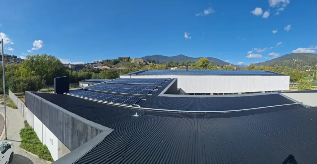 Els panells solars de l’Institut La Valira sóin una “fàbrica” d’electricitat.