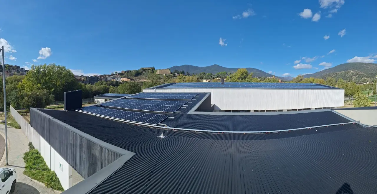 Els panells solars de l’Institut La Valira sóin una “fàbrica” d’electricitat.