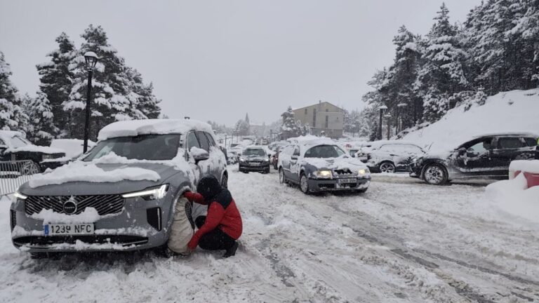 Una persona posa cadenes al seu vehicle a la Masella (ACN)
