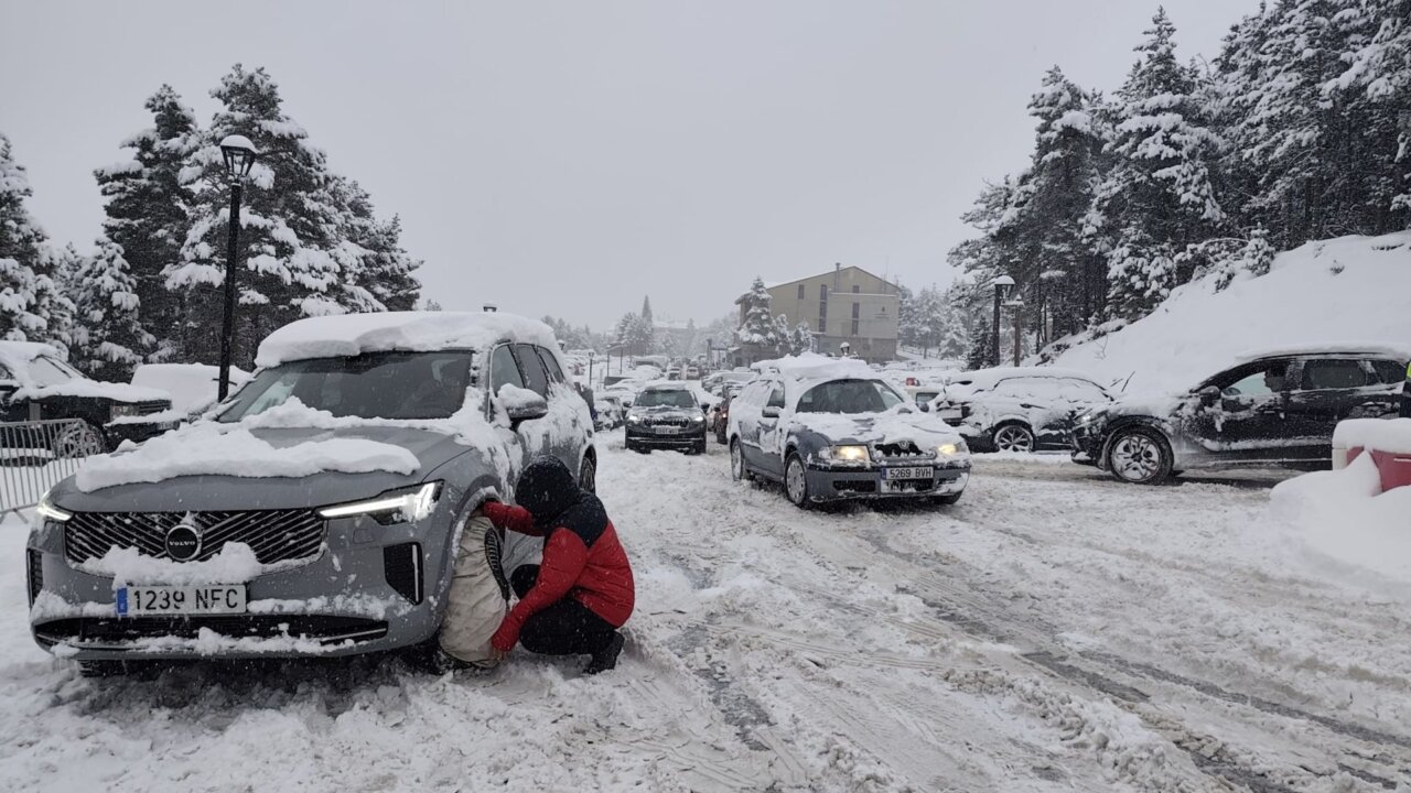 Una persona posa cadenes al seu vehicle a la Masella (ACN)