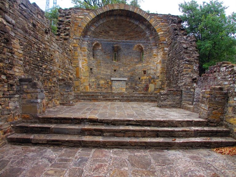 Restes de l'església romànica de Sant Miquel del Pui a la Pobla de Segur