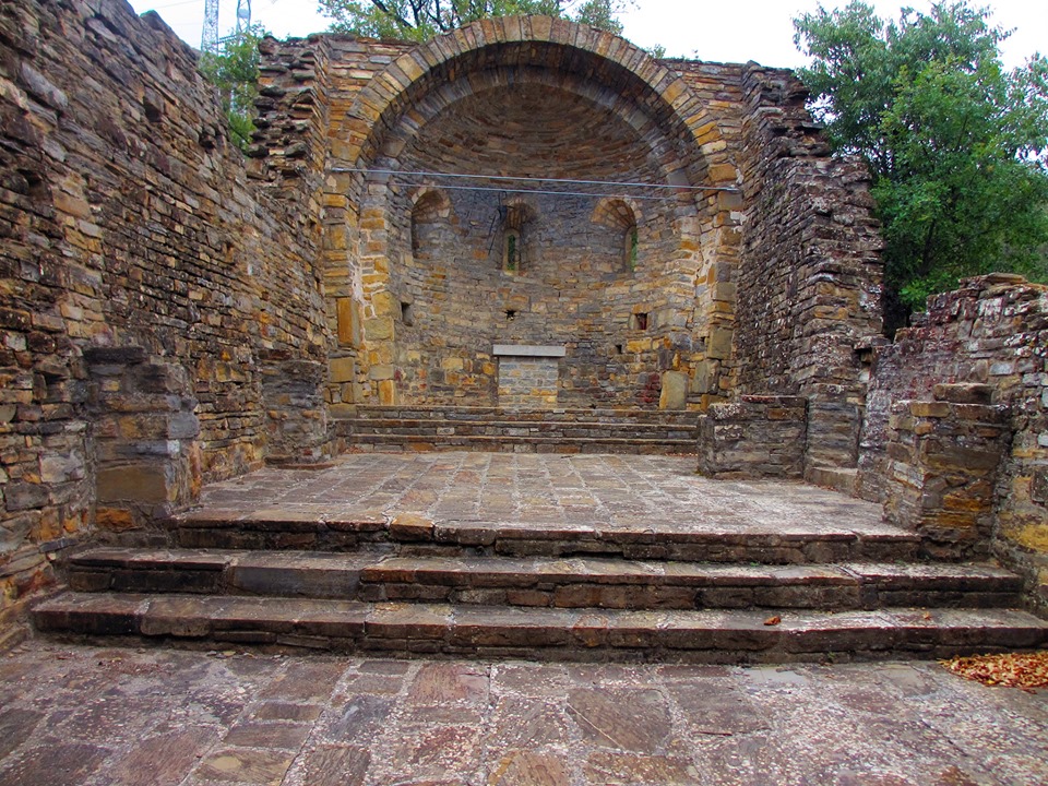 Restes de l'església romànica de Sant Miquel del Pui a la Pobla de Segur