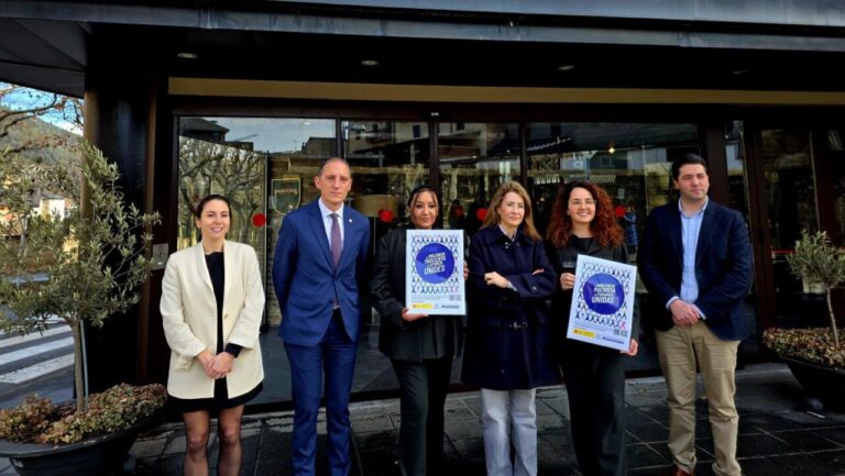 Inauguració del Punt Lila a la Seu d'Urgell amb autoritats presents.