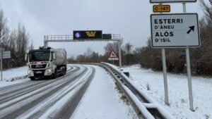 Un rètol que indica cadenes al port de la Bonaigua (Marta Lluvich, ACN)