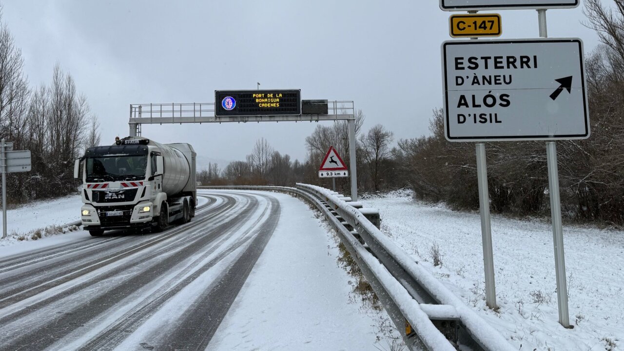 Un rètol que indica cadenes al port de la Bonaigua (Marta Lluvich, ACN)