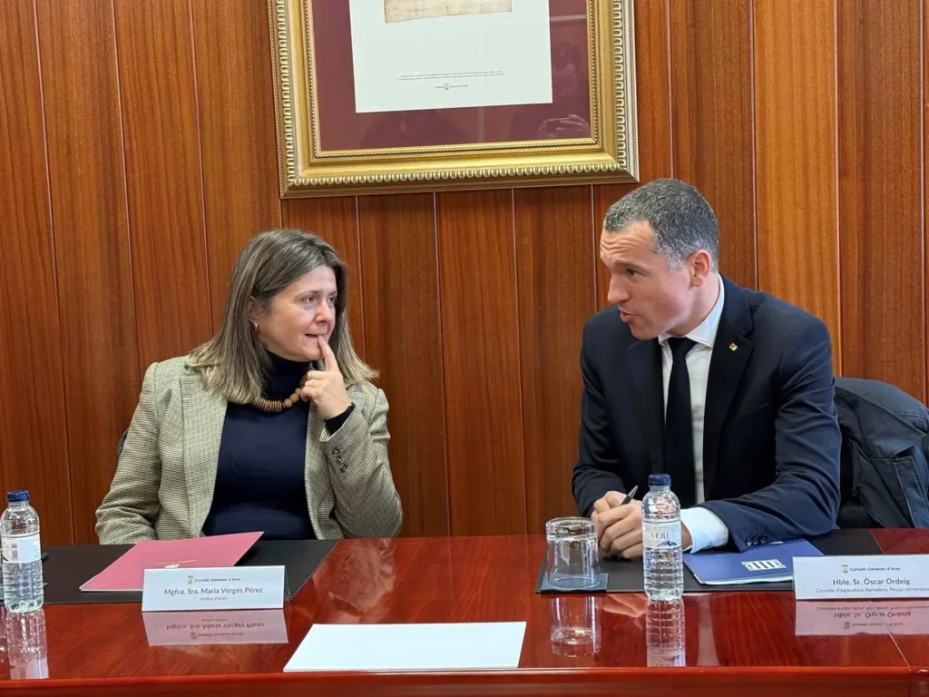La síndica d’Aran, Maria Vergés, i el conseller Òscar Ordeig (ACN).