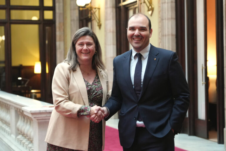 Maria Vergés, síndica d'Aran, i Albert Dalmeu, conseller de Presidència, al Parlament de Catalunya.