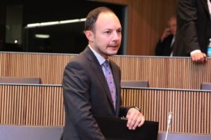 El cap de Govern, que és batlle, té un “incendi” a la justícia.