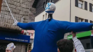 Representació del Carnaval d'Encamp amb un ninot que simbolitza una controvèrsia política.