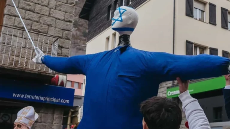 Representació del Carnaval d'Encamp amb un ninot que simbolitza una controvèrsia política.