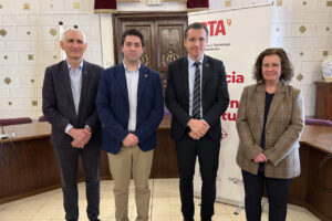 Imatge del conseller d'Agricultura amb altres autoritats a l'IRTA Pirineu