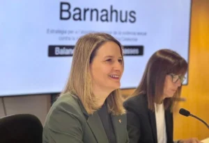 La consellera Mònica Martínez Bravo parlant sobre violència sexual infantil.