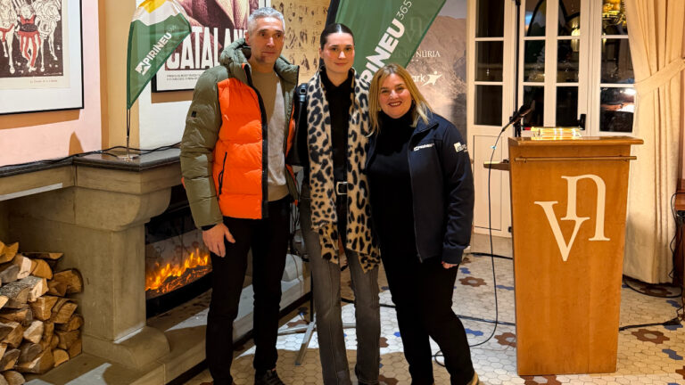 La directora general d'FGC amb la família Palau i Freixedas, creadora d'El Somni més gran.