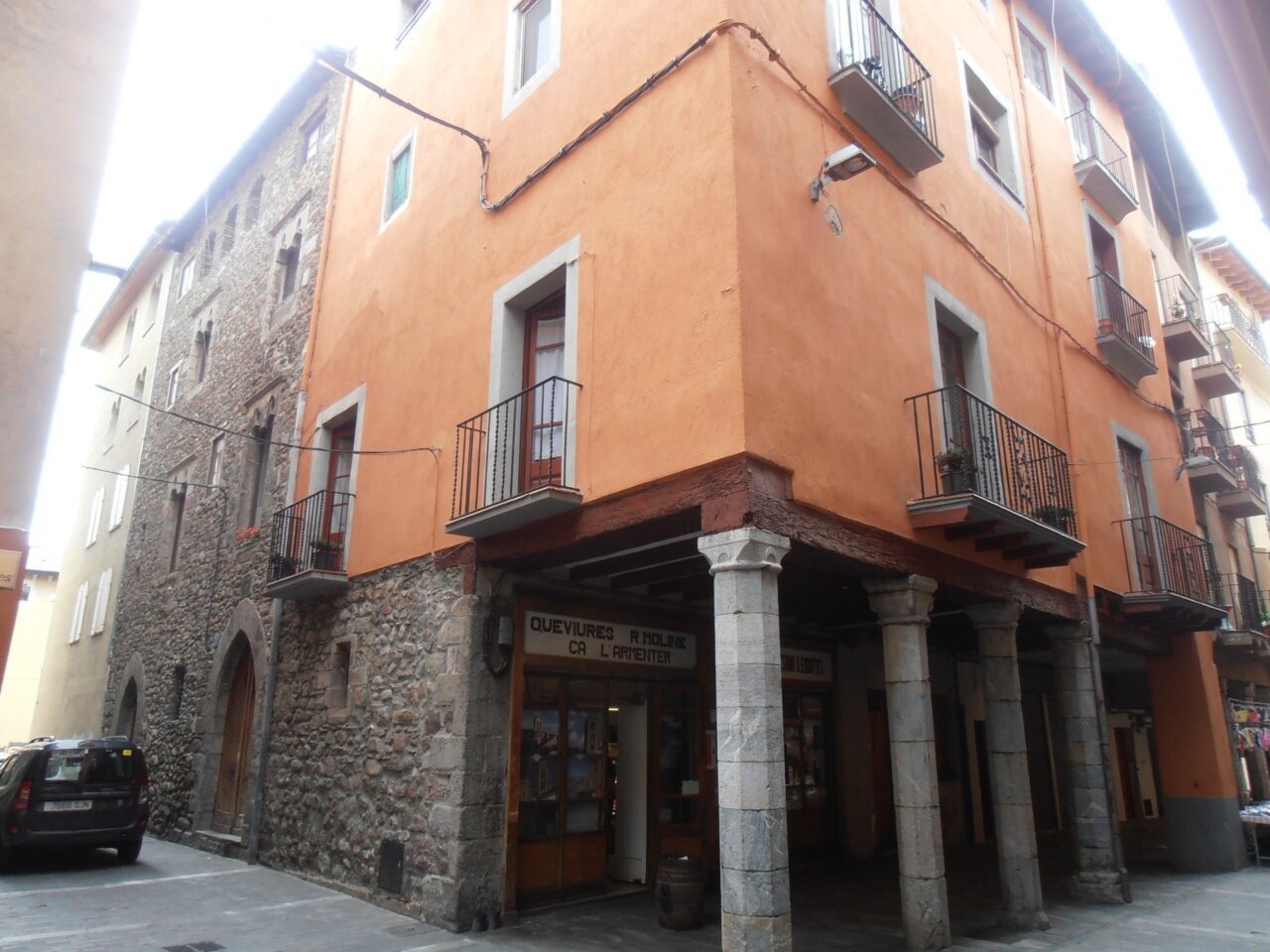 Vista de l'edifici gòtic de Ca l'Armenter a la Seu d'Urgell