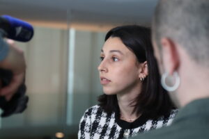 La consellera general Laia Moliné parlant sobre mobilitat a Andorra.