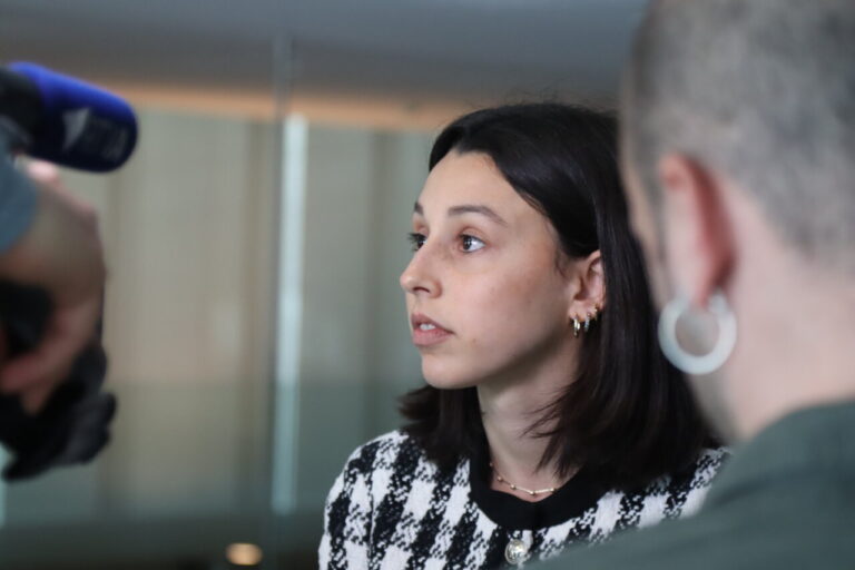 La consellera general Laia Moliné parlant sobre mobilitat a Andorra.