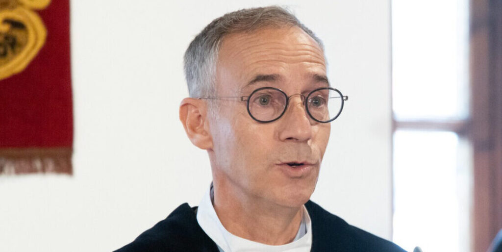 Pere Pastor parlant en un acte oficial amb un fons neutre.