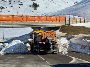 La carretera C-28 al Port de la Bonaigua està tallada per una esllavissada de pedres. Tècnics estan avaluant la situació per decidir si obren un carril. La màquina llevaneu impedeix el pas de vehicles.