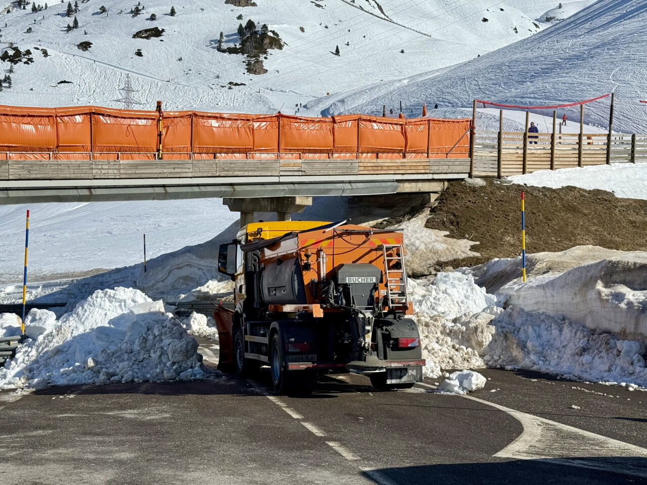 La carretera C-28 al Port de la Bonaigua està tallada per una esllavissada de pedres. Tècnics estan avaluant la situació per decidir si obren un carril. La màquina llevaneu impedeix el pas de vehicles.