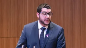 Pere Baró parlant contra la privatització de les pensions en un esdeveniment