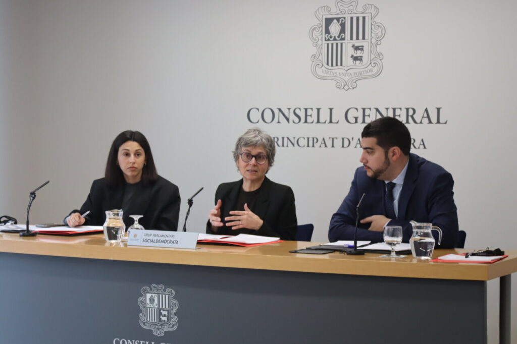 Tres consellers generals presentant una iniciativa legislativa al Consell General d'Andorra.