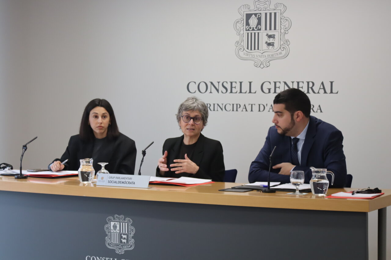 Tres consellers generals presentant una iniciativa legislativa al Consell General d'Andorra.