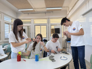 Quatre estudiants treballant en un coet per al concurs CanSat