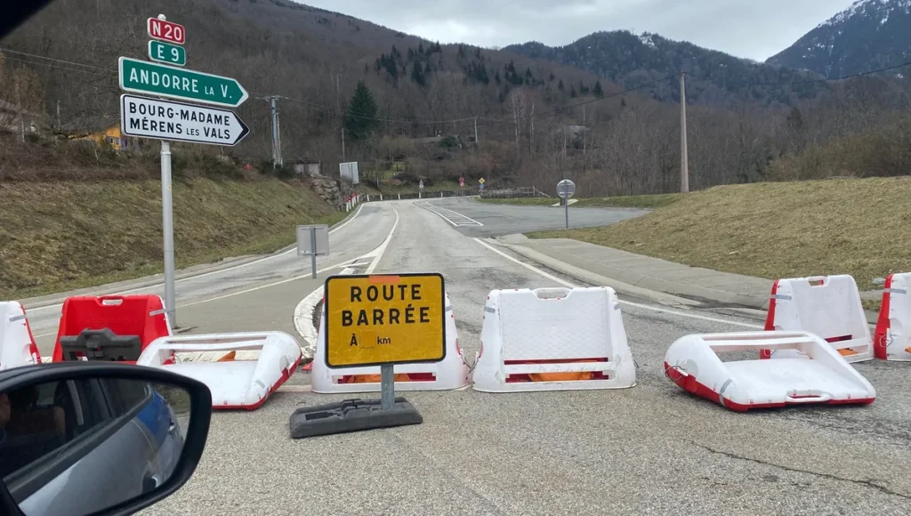 Senyalització de carretera tallada amb barreres de seguretat.