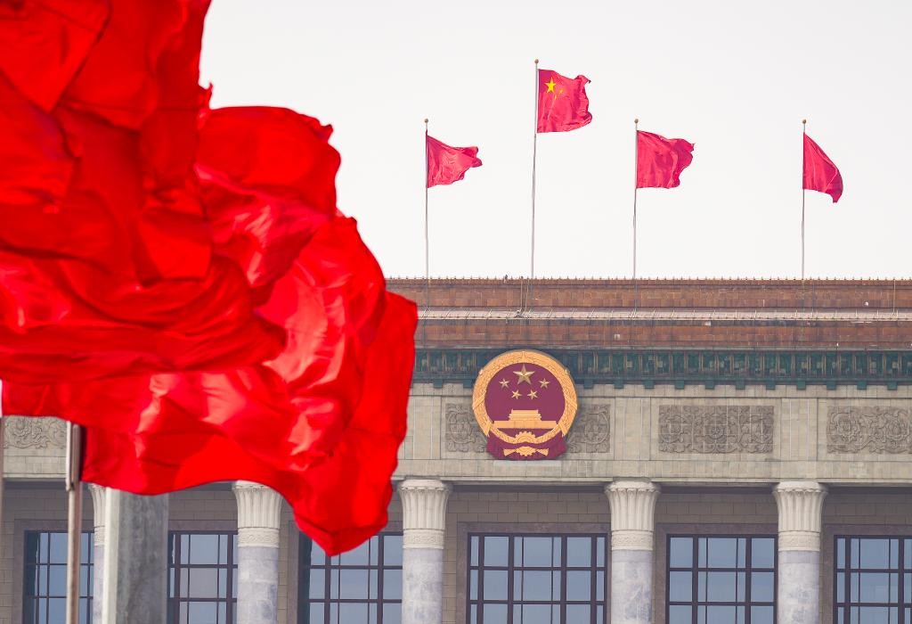 Imatge de banderes vermelles davant d'un edifici governamental xinès