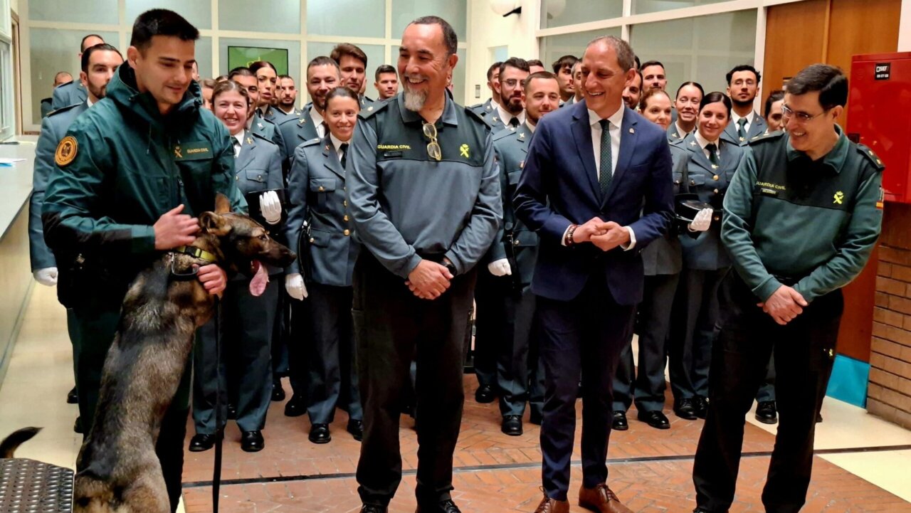 Benvinguda dels nous guàrdies civils amb la gossa Amy en un acte oficial.