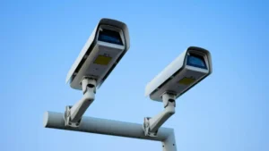 Càmeres de videovigilància instal·lades en un espai públic.