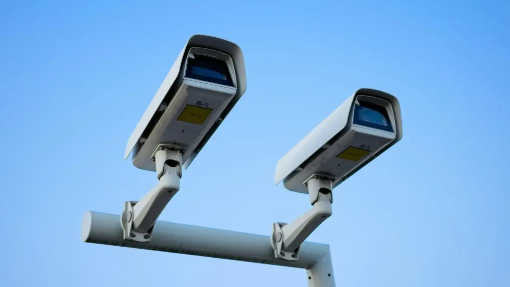 Càmeres de videovigilància instal·lades en un espai públic.