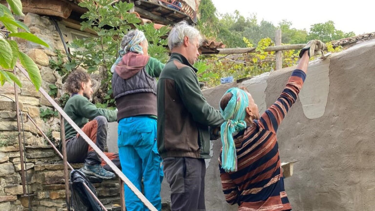 Participants en un curs d'inserció laboral a Tremp treballant en rehabilitació d'edificis.