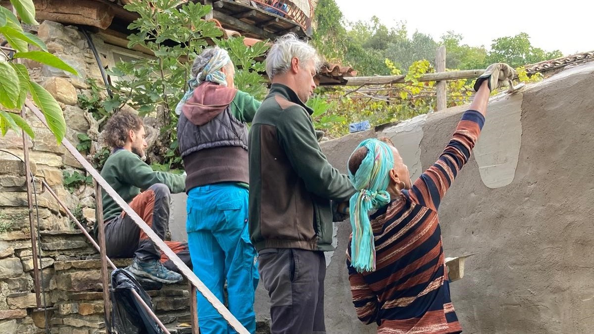 Participants en un curs d'inserció laboral a Tremp treballant en rehabilitació d'edificis.