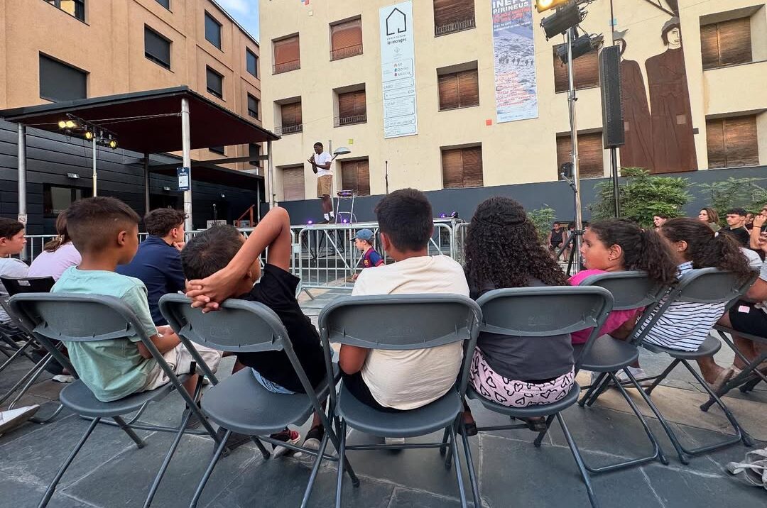 Nens assistint a un monòleg a La Seu d'Urgell durant Vacances en Pau.