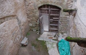 Estat de l'interior del Castell de Peramola.